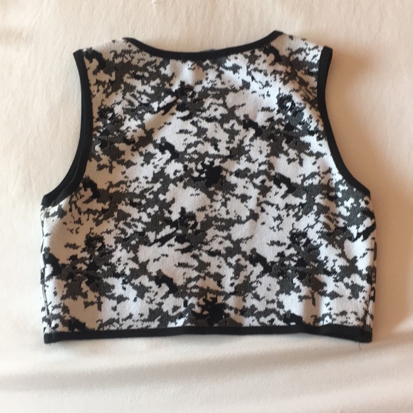 Cropped tank top. - Picture 2 of 6